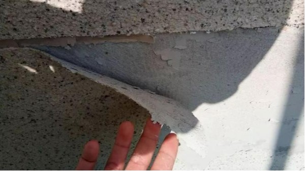 一場(chǎng)大雨后，真石漆翹邊、大片脫落怎么辦？易高好膩?zhàn)痈嬖V您