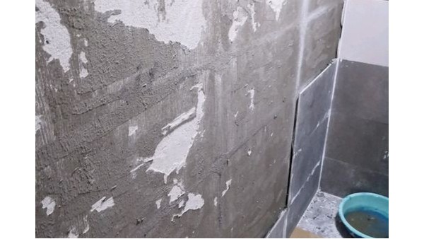 衛(wèi)生間瓷磚大片空鼓脫落！可不一定是防水的問題……